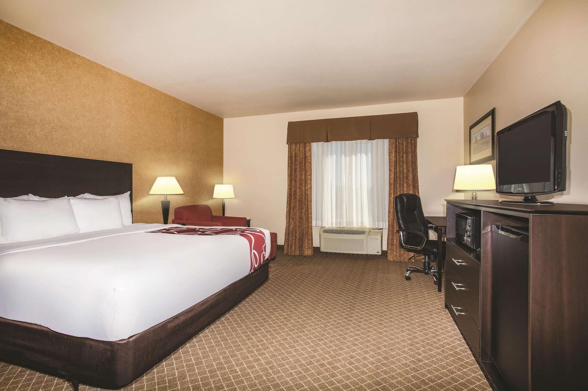 La Quinta By Wyndham Ely Hotel Exterior photo