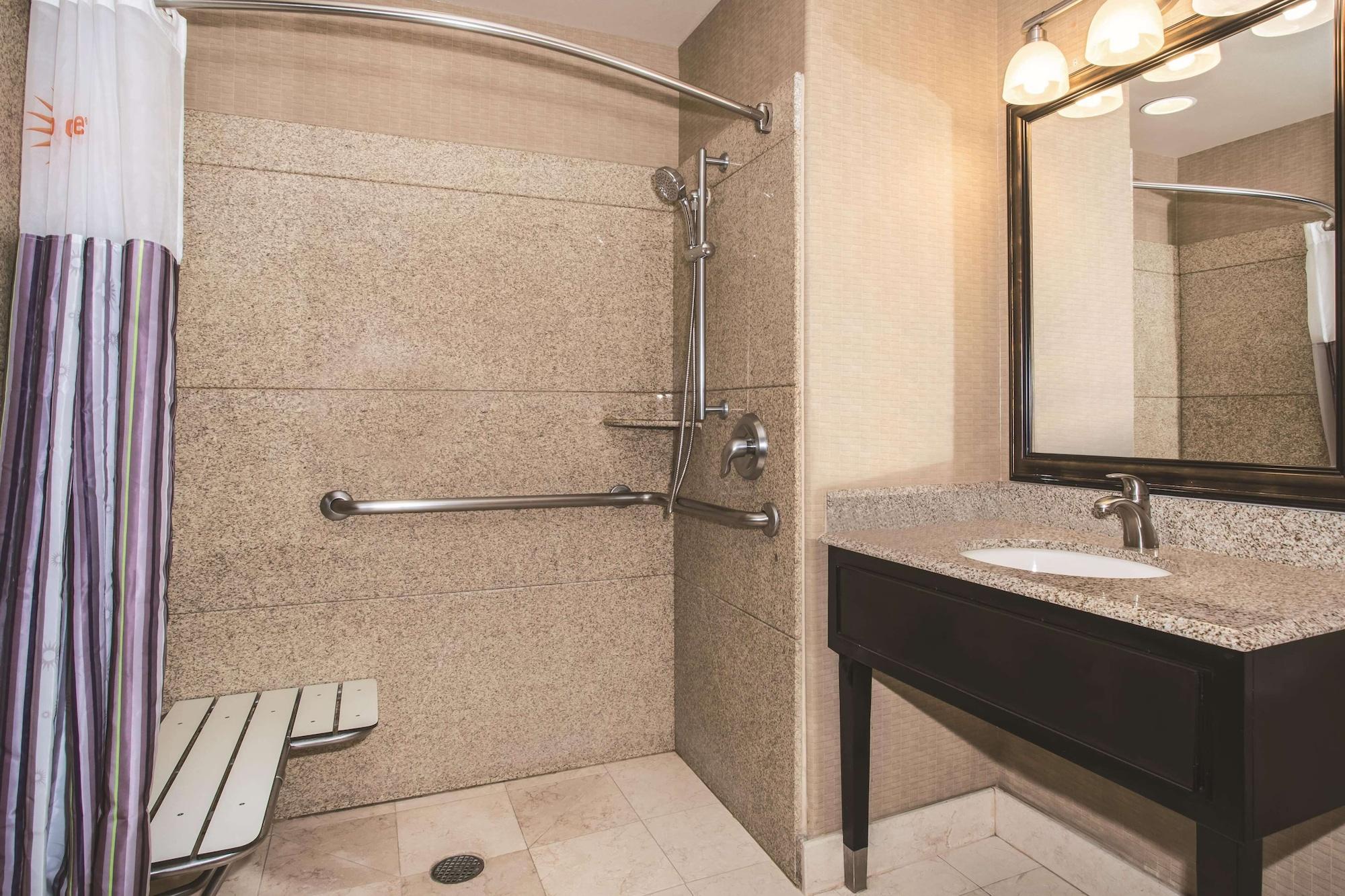 La Quinta By Wyndham Ely Hotel Exterior photo