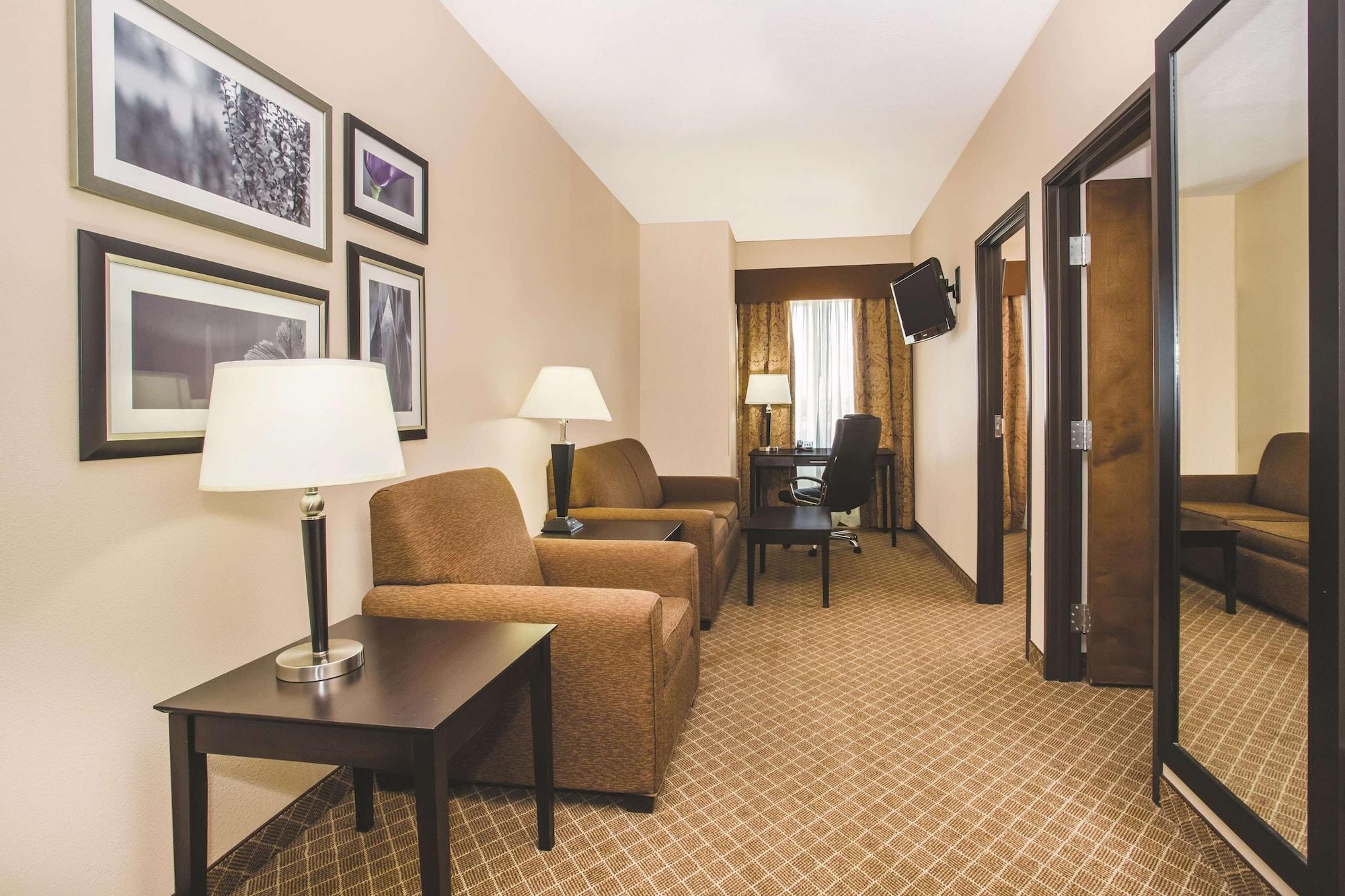 La Quinta By Wyndham Ely Hotel Exterior photo