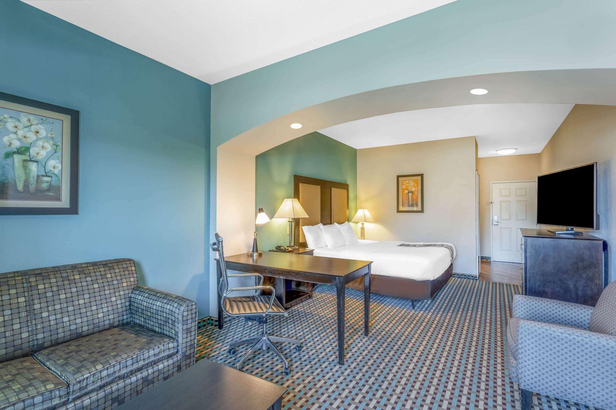 La Quinta By Wyndham Ely Hotel Exterior photo