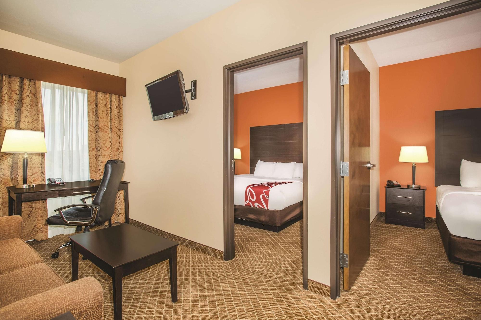 La Quinta By Wyndham Ely Hotel Exterior photo