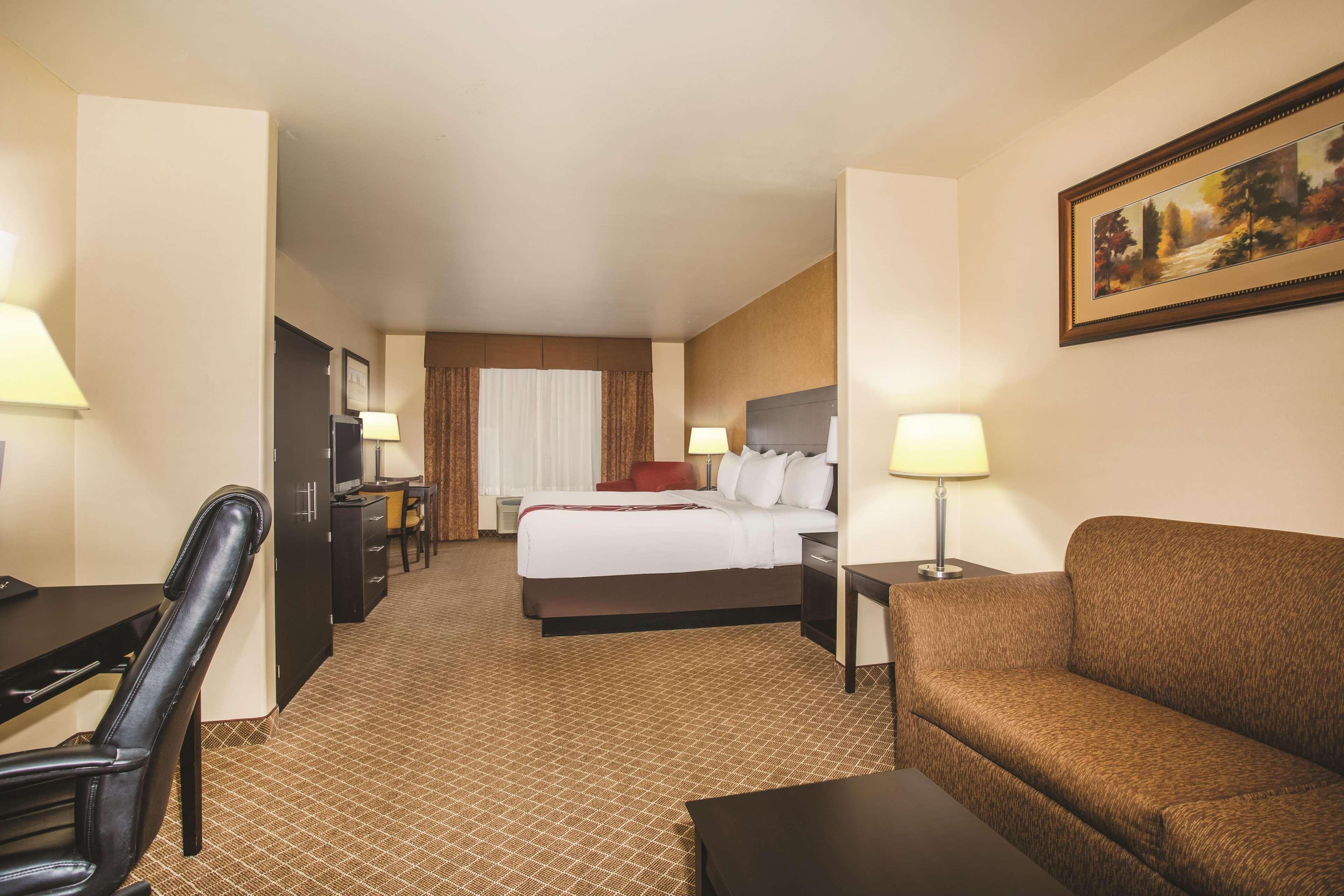 La Quinta By Wyndham Ely Hotel Exterior photo