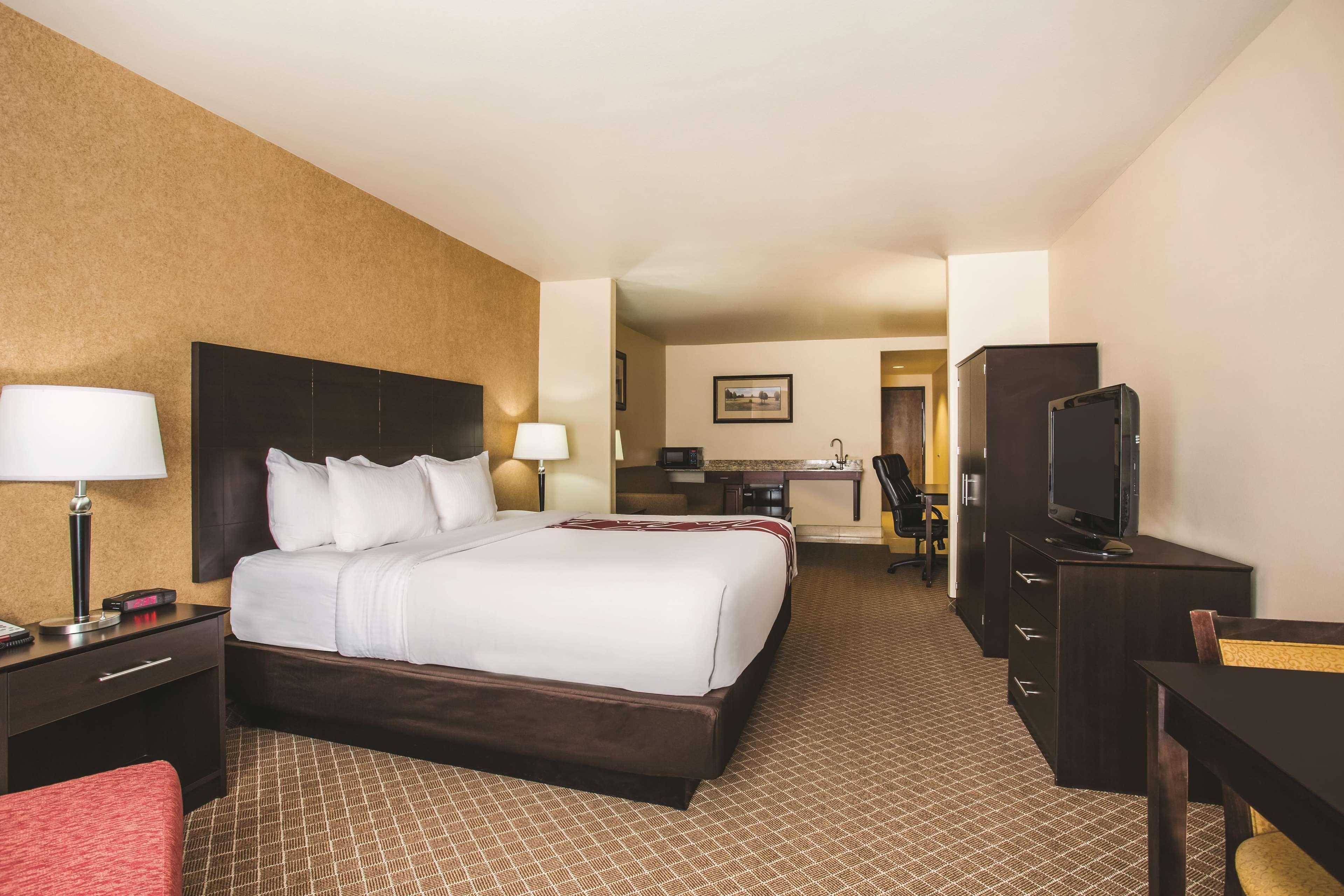 La Quinta By Wyndham Ely Hotel Exterior photo