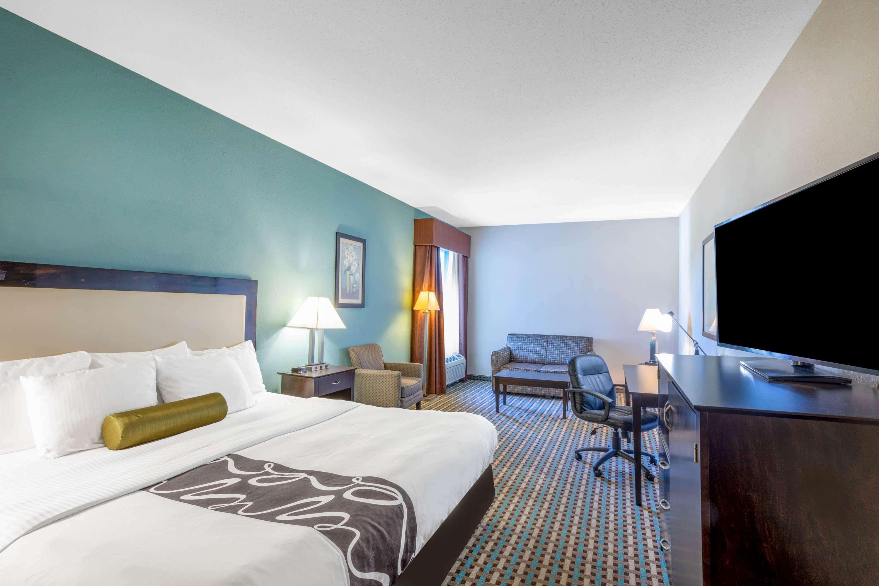 La Quinta By Wyndham Ely Hotel Exterior photo