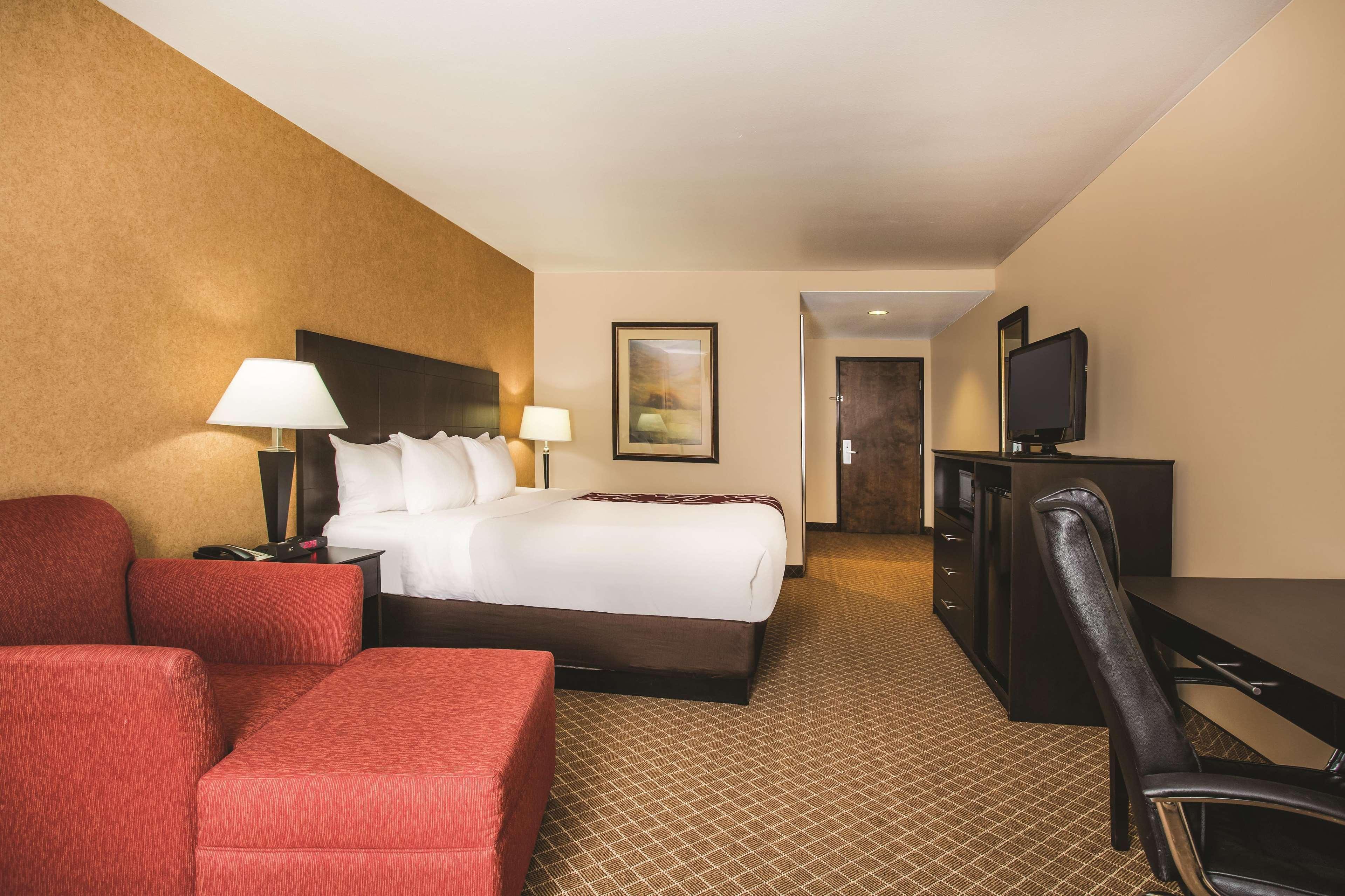 La Quinta By Wyndham Ely Hotel Exterior photo
