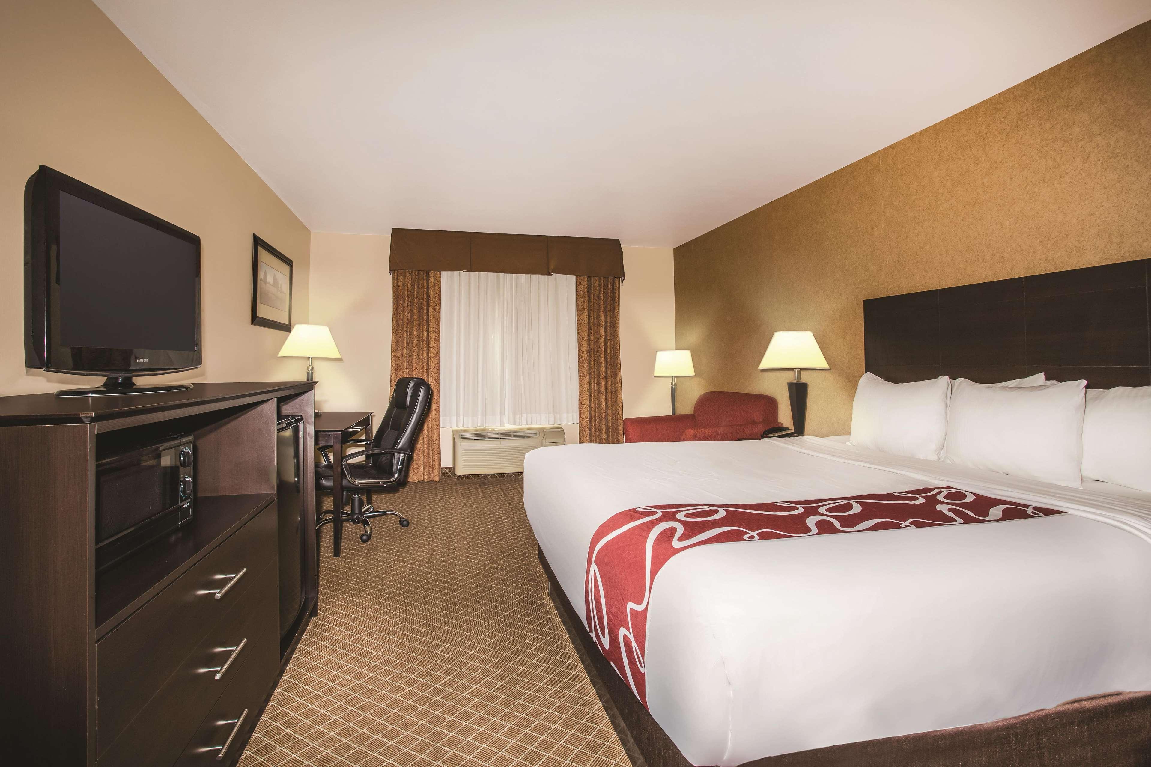 La Quinta By Wyndham Ely Hotel Exterior photo