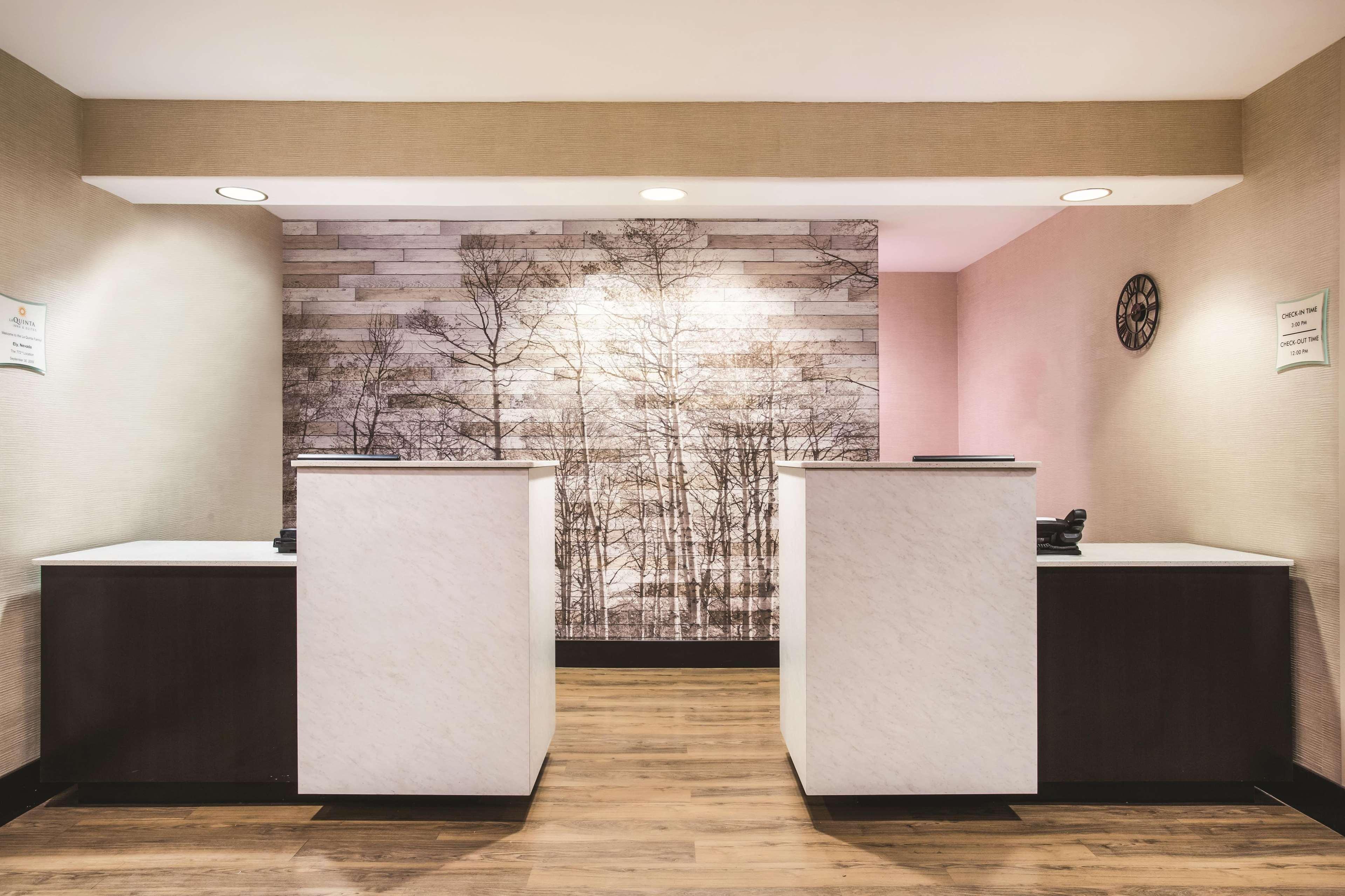 La Quinta By Wyndham Ely Hotel Exterior photo
