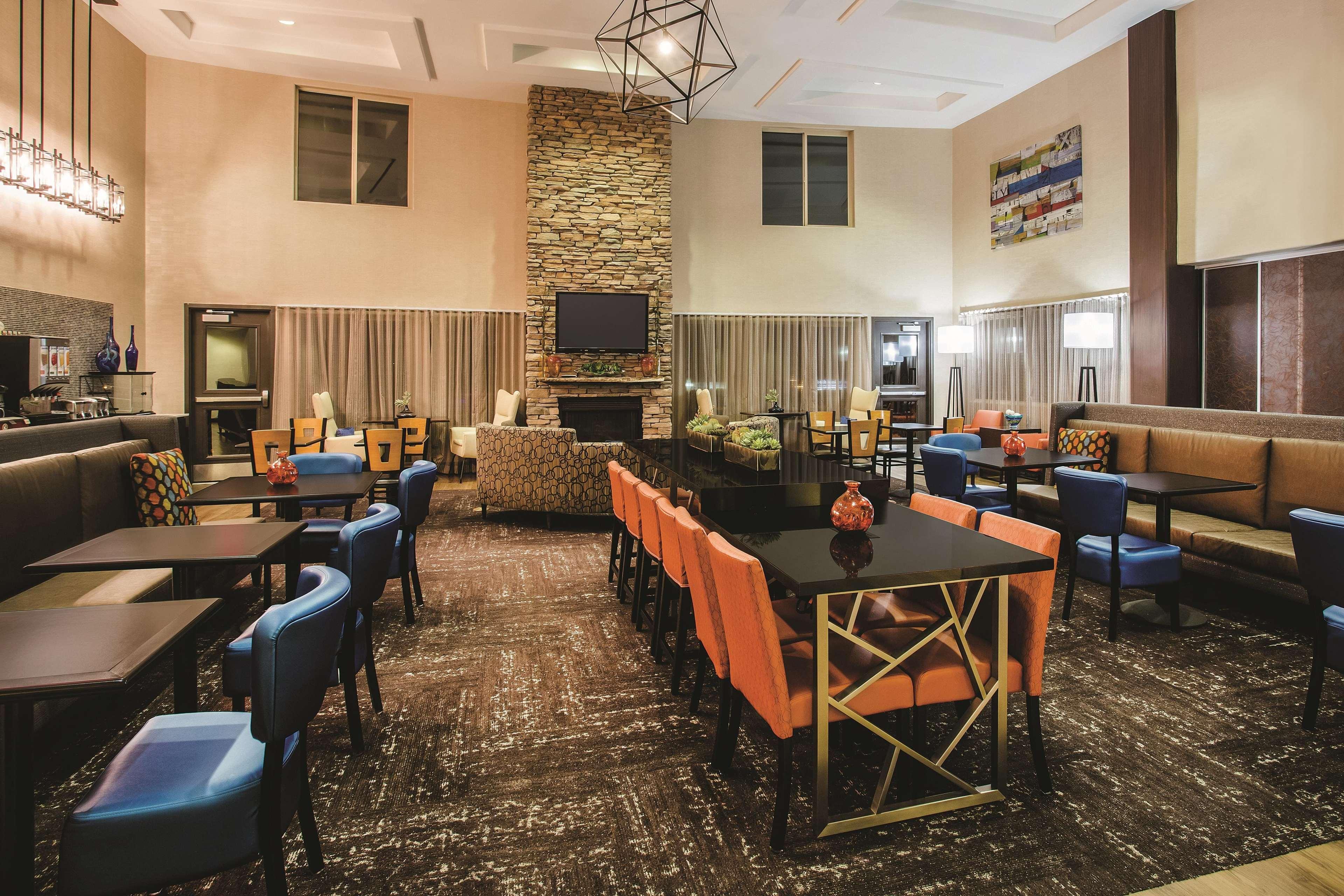 La Quinta By Wyndham Ely Hotel Exterior photo