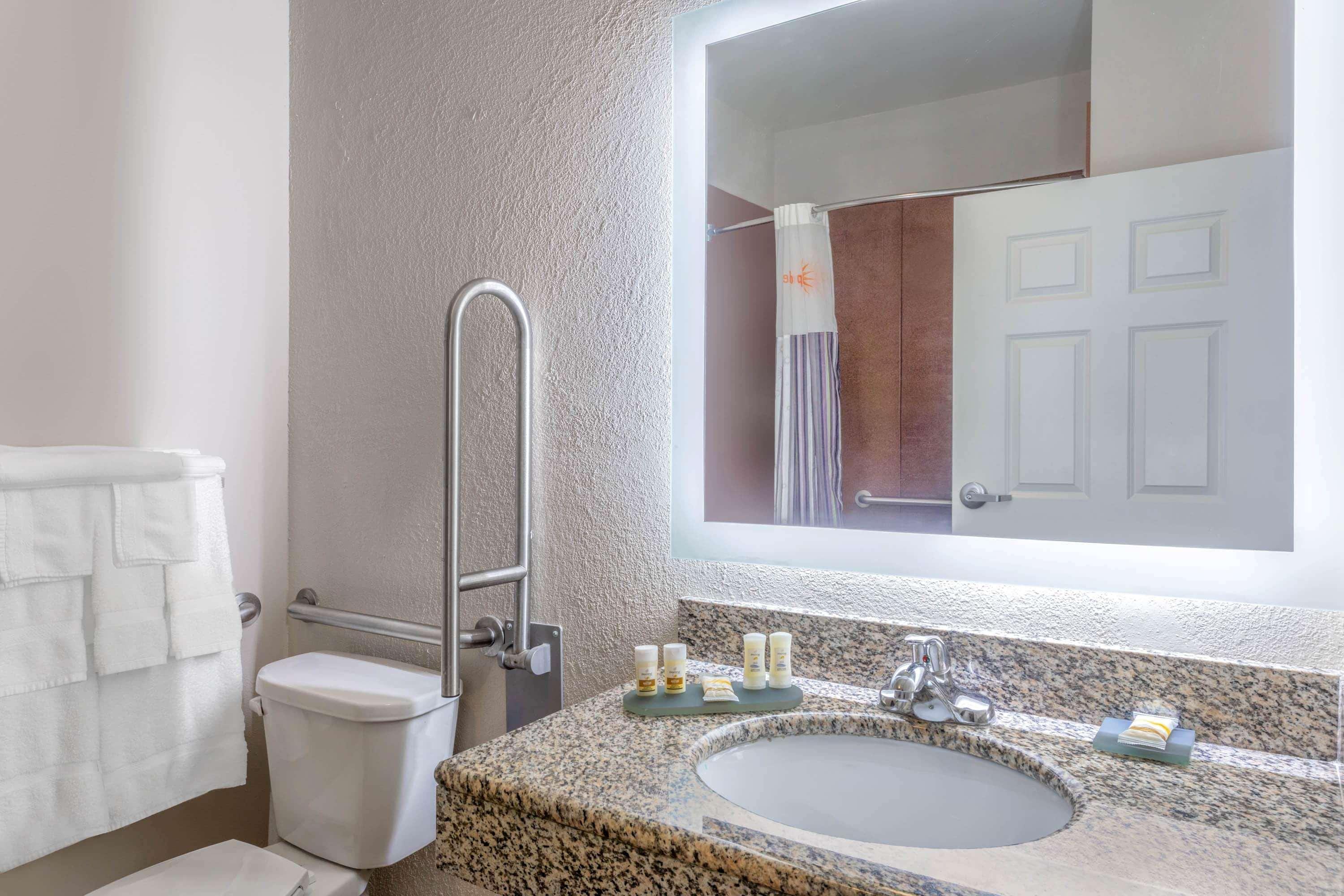 La Quinta By Wyndham Ely Hotel Exterior photo