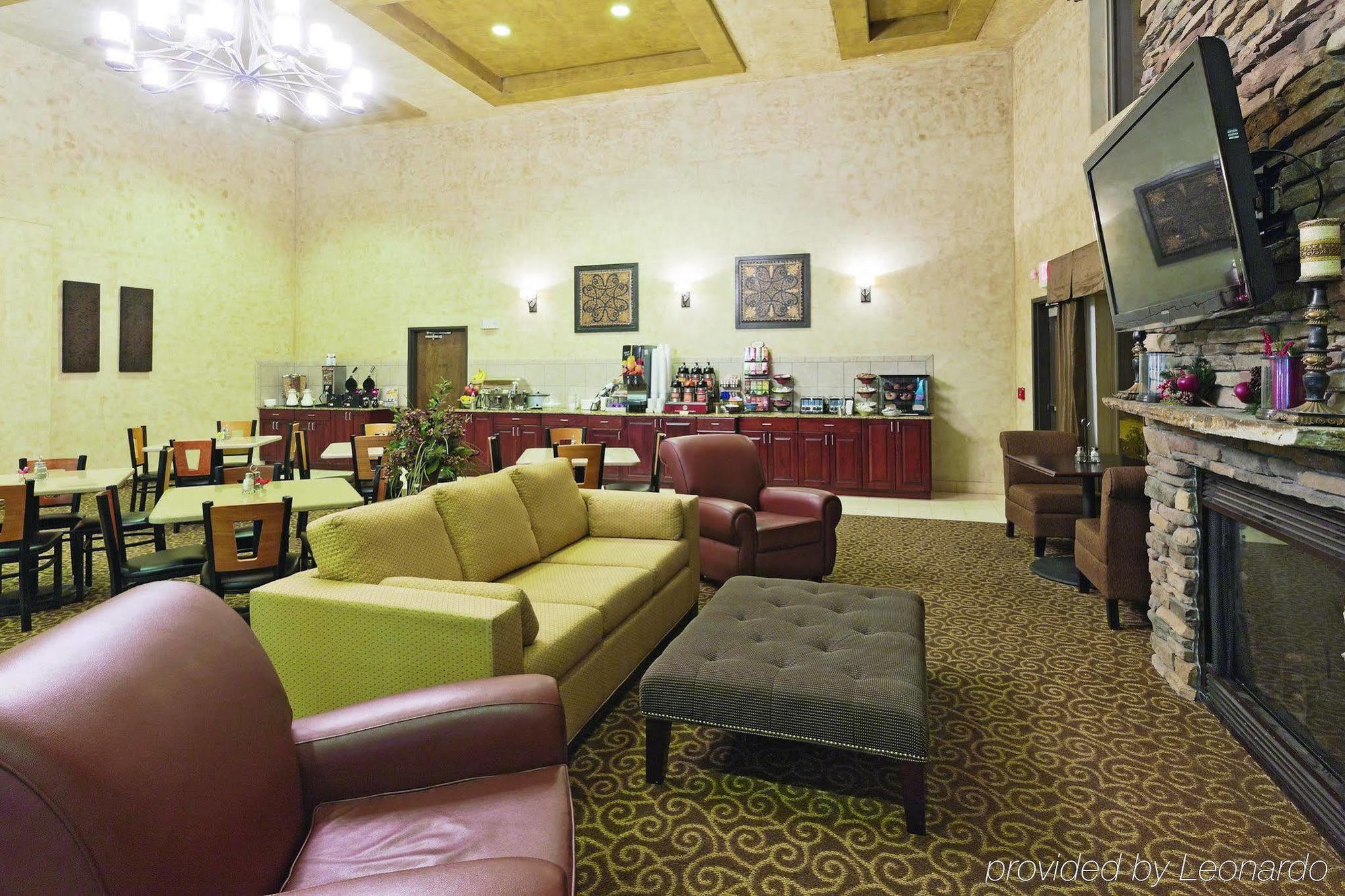 La Quinta By Wyndham Ely Hotel Exterior photo