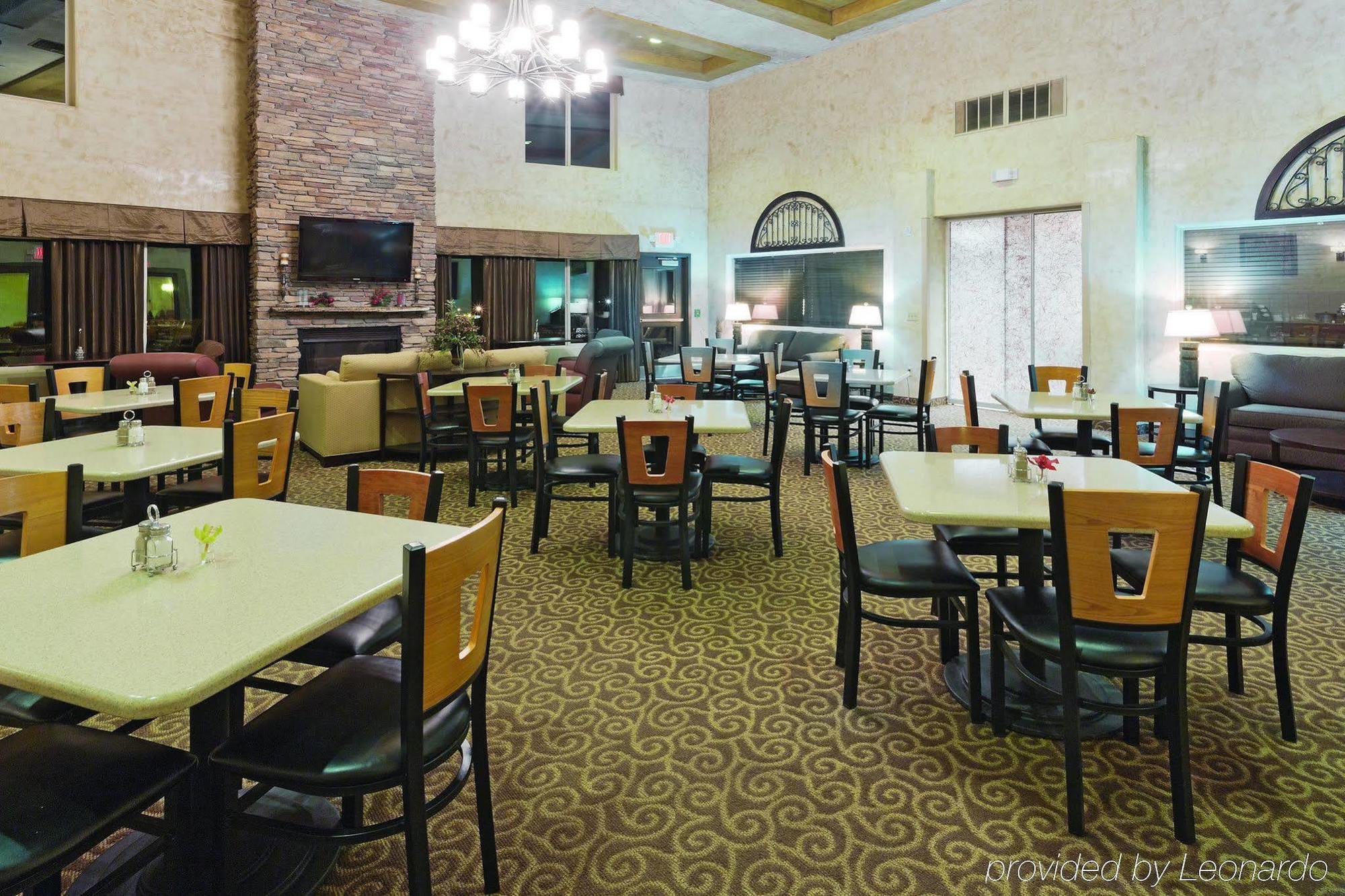 La Quinta By Wyndham Ely Hotel Exterior photo