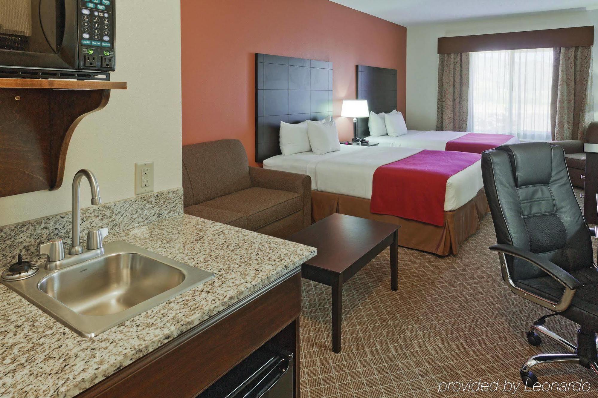 La Quinta By Wyndham Ely Hotel Exterior photo