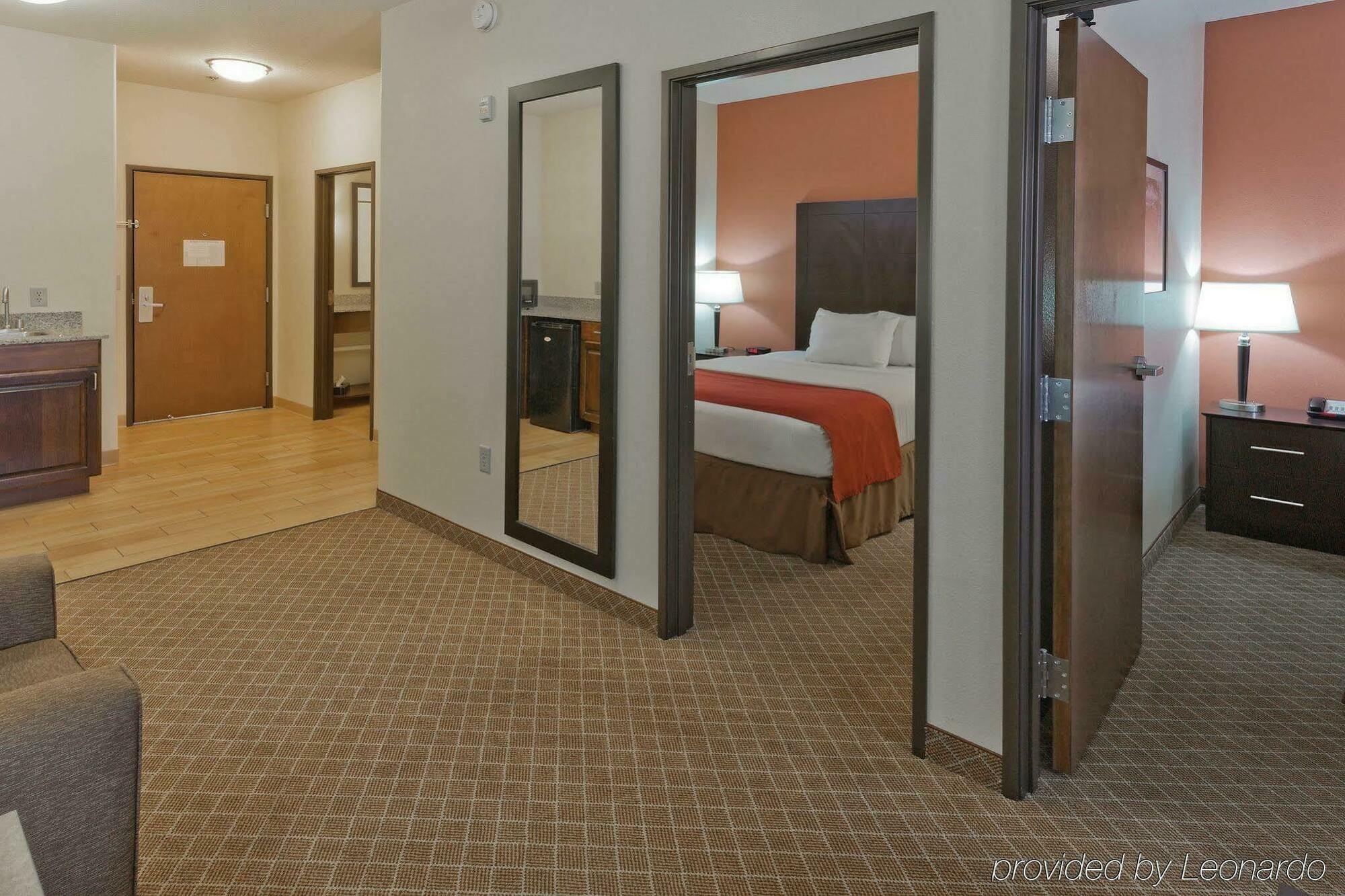 La Quinta By Wyndham Ely Hotel Exterior photo